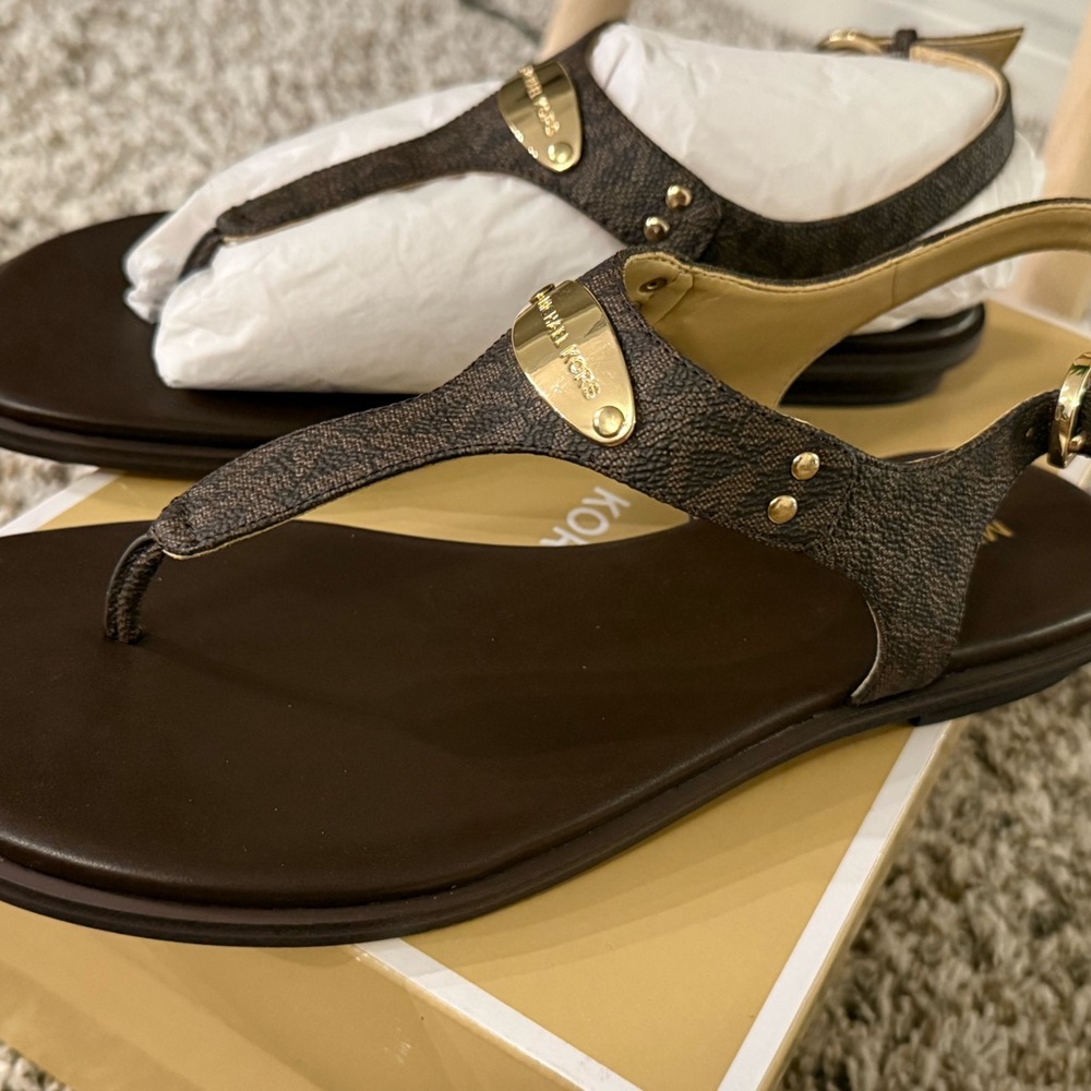 NWT Michael Kors Plate Thong Brown Sandals